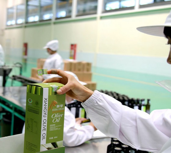 公司國(guó)通“訂單農(nóng)業(yè)”模式，獨(dú)創(chuàng)8小時(shí)限時(shí)鮮榨，從手工采摘、按質(zhì)收購(gòu)、便捷運(yùn)輸、純物理冷榨、充氮低恒溫儲(chǔ)存、灌裝等全程管理，并通過(guò)嚴(yán)格的品質(zhì)控..