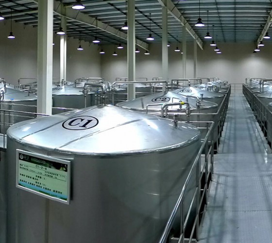 公司擁有都橄欖行業(yè)中亞洲最大的萬(wàn)噸標(biāo)準(zhǔn)化恒溫避光隔氧儲(chǔ)油庫(kù)，具備最佳的15℃-22℃低恒溫儲(chǔ)存環(huán)境。全部?jī)?chǔ)油罐采用食品級(jí)專(zhuān)用不銹鋼制作，采用..