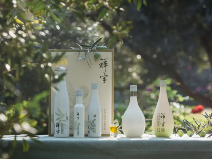 從甘肅隴南的青山幽谷，到一線(xiàn)城市的高端賣(mài)場(chǎng)；從一顆油橄欖在晨露中初綻的青澀，到一..